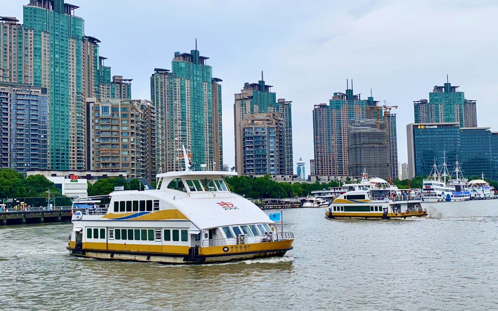 Boat-cruise-on-the-Huangpu-river-Shanghai